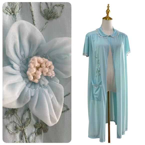 Vintage 60s Pastel Blue Nylon Flower Applique Housecoat Dressing Robe Size M - Picture 1 of 12
